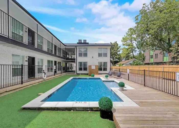 Dallas Boutique Flat + Arboretum Tickets Included